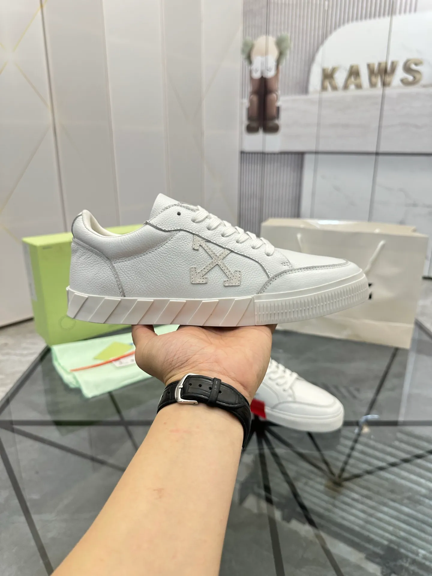 Selling men's shoes 💰: 💰P440¥ Product trademark: OFF WHITE *"OFF WHITE*" low-top casual shoes Regular size: 35-45 (can be customized to 46) Couple style Product material: imported cowhide upper, breathable lining, original outsole. No.: H203